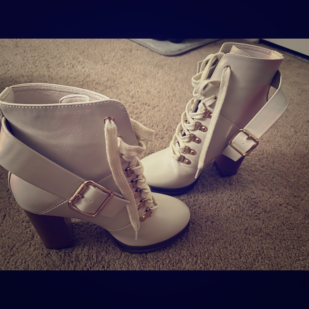 Beige booty US size 6